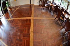 Hloubkové čištění podlahy v restauraci v Praze