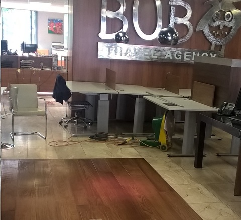 Renovace dřevěné podlahy v cestovní kanceláři BUBO