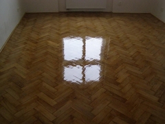 Renovace znečištěné dřevěné podlahy v bytě