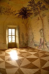 Krásné malby na stěnách v zámku