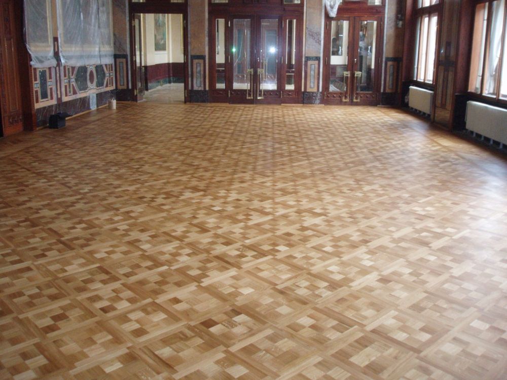 Zrenovovaná dřevěná podlaha v Grégrově sále